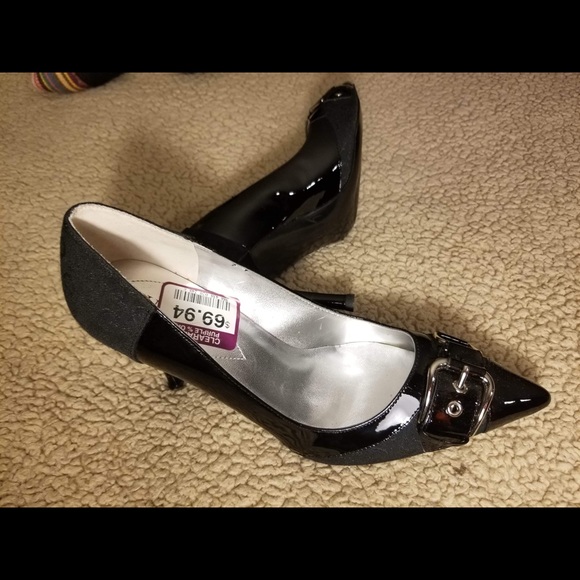 NEW!! Guess 7M Black pumps w/silver buckle - Picture 7 of 8